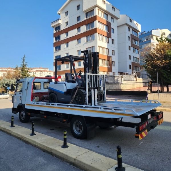 Fatih forklift kiralama fiyatları için sahada çalışan forklift makinesi
